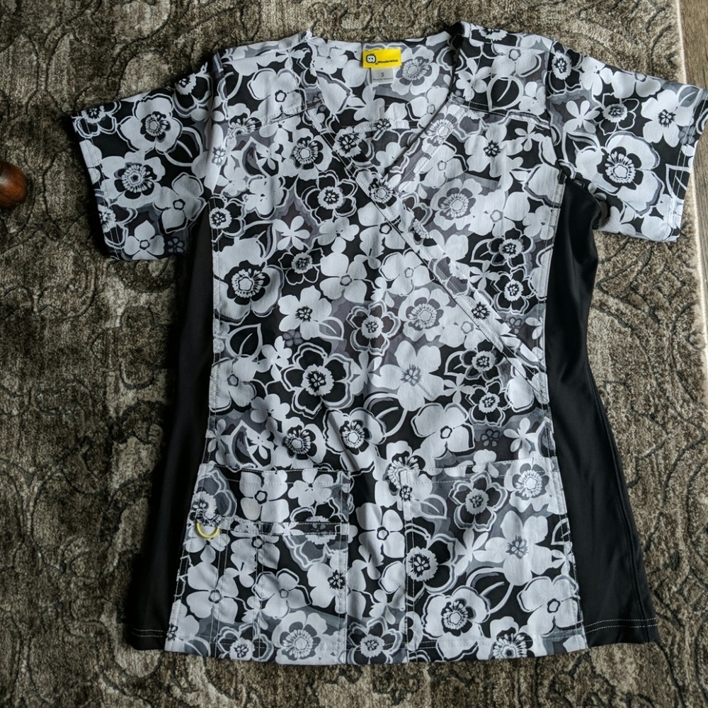 WonderWink small scrub top!